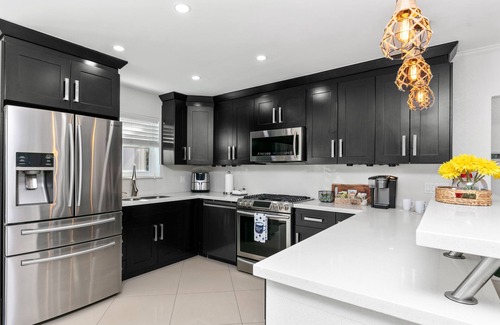Driftwood House | 3B Pool Home, King Bed, Private Yard, Grill, Ping Pong Table & EVCharger