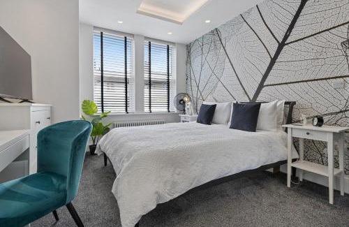 Roundhay Apartment | 3b Roman View, Beautifully appointed, apartment with 2 en-suite bedrooms in great Roundhay location, Netflix, off street parking & EV charging