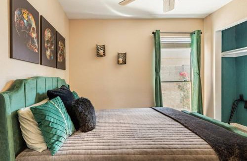 Glendale House | 3B with pool for groups near stadium and entertainment