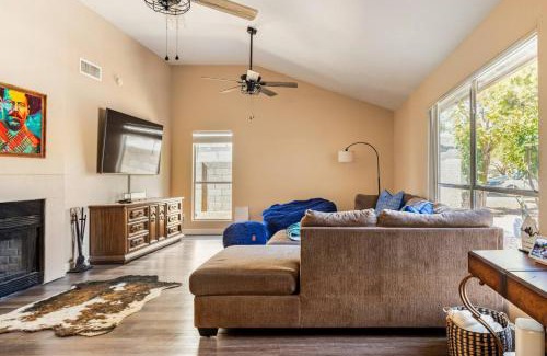 Glendale House | 3B with pool for groups near stadium and entertainment