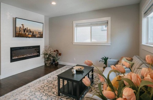 Central District House | 3b2.5b Newly Renovated Townhome @Central District