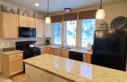 Rendezvous House | 3bd/2.5bth Townhome w/attached garage + Arcade game - Walk to free bus stop