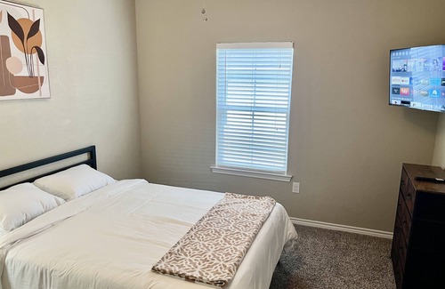Longview House | 3bd / 2ba home located in the heart of Longview