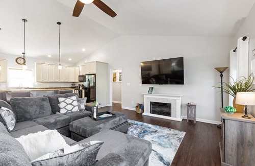 Issue House | 3BD, 2BA Home w/Hot Tub