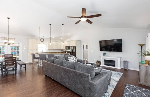 Issue House | 3BD, 2BA Home w/Hot Tub