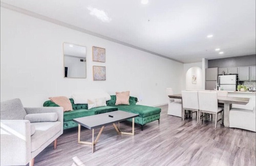 Travis Heights Apartment | 3bd/2ba lux condo in SoCo w/Pool & Gym near concert venues & Longhorn games