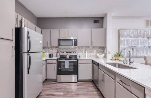 Travis Heights Apartment | 3bd/2ba lux condo in SoCo w/Pool & Gym near concert venues & Longhorn games