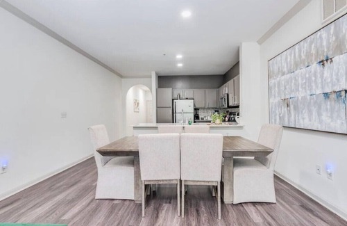 Travis Heights Apartment | 3bd/2ba lux condo in SoCo w/Pool & Gym near concert venues & Longhorn games