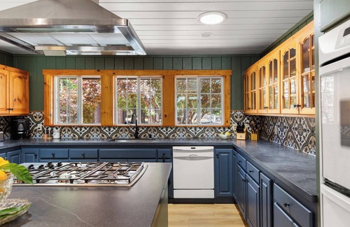 Freestone House | 3bd/2ba Redwood Retreat w/pool