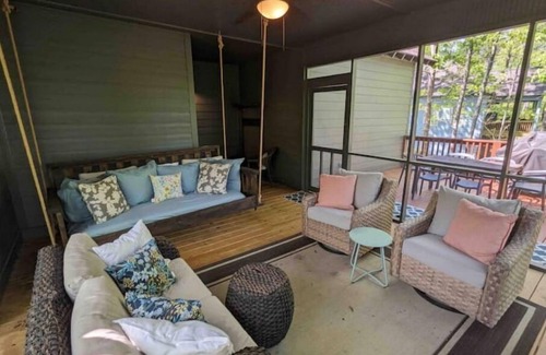East Tallassee House | 3BD 2BA Sleeps 9 Private Lot. Golfcart to Lake, Swimming Pool, Weight Room.