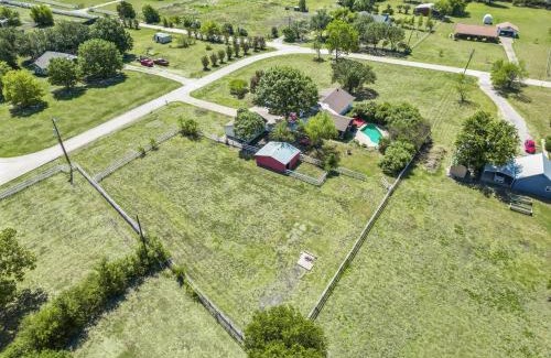 McKinney House | 3BD Farmhouse Country Living - Pool Patio Firepit