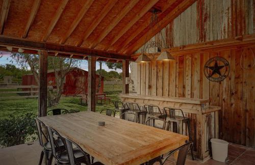 McKinney House | 3BD Farmhouse Country Living - Pool Patio Firepit