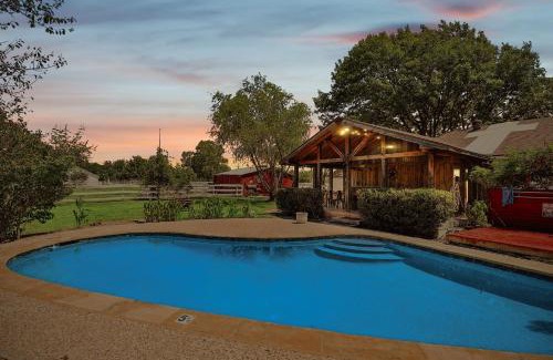 McKinney House | 3BD Farmhouse Country Living - Pool Patio Firepit