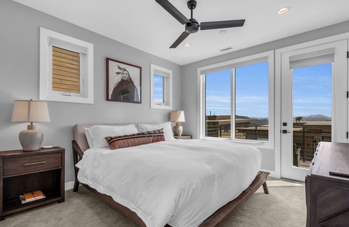 Hideout House | 3BD Hillside Retreat w/ Stunning Views!