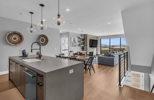 Hideout House | 3BD Hillside Retreat w/ Stunning Views!