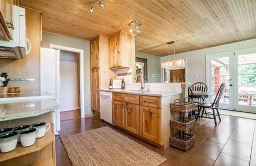 Lakewood House | 3Bd lake home w/hot tub & private dock