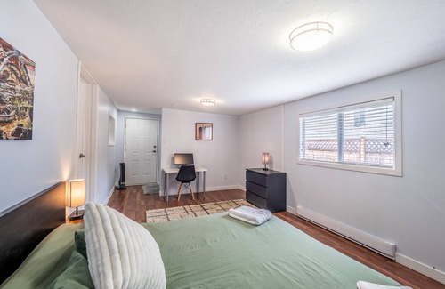 Britannia Beach House | 3BD Mountain Cottage Parking Fireplace BBQ