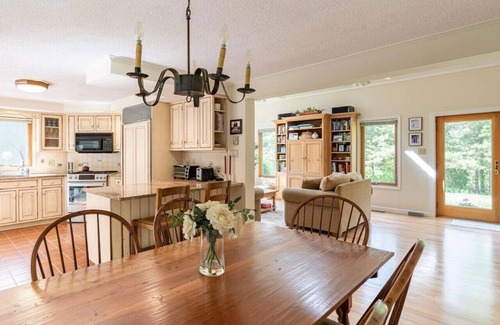 Monterey House | 3bd Near Lake w Kayaks & Shared Tennis & Pickleball Court !