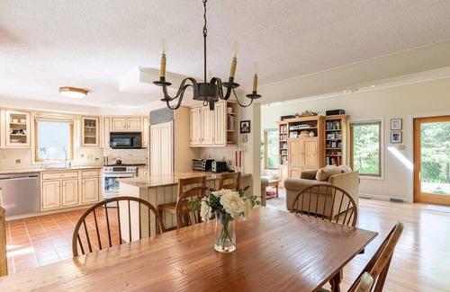 Monterey House | 3bd Near Lake w Kayaks & Shared Tennis & Pickleball Court !