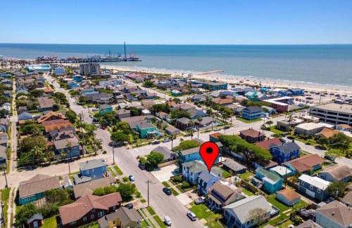 Galveston House | 3BD Retreat - Firepit & Games - Near Beach