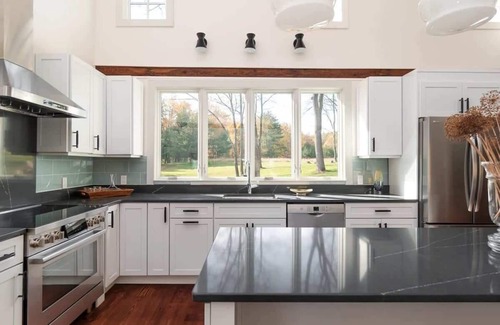 Kerhonkson House | 3BD Samsonville USA: Kerhonkson Modern Farmhouse
