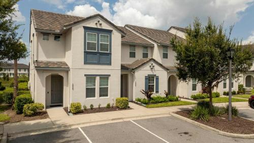 Davenport House | 3Bd Sleeps8 with Pool & Close to Disney @Festival 220