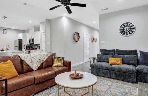 Waxahachie House | 3BD Walkup | Backyard Paradise | 5 Mins to DWTN - - Professionally managed by S