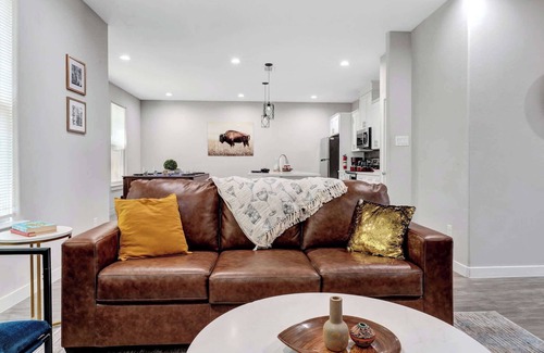 Waxahachie House | 3BD Walkup | Backyard Paradise | 5 Mins to DWTN - - Professionally managed by S
