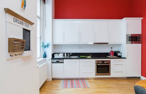 Castle Hill Apartment | 3bdr Art&Style Downtown Chain Bridge