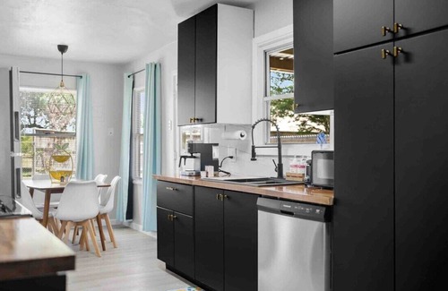 Bay Area House | 3BDR+Central+PetsOK+Yard+BBQ+LamarPark