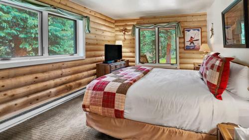 Blue Rock Springs House | 3BDR Creekside Cabin Near Trails and Main Street