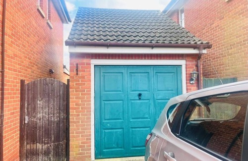 Kingsnorth House | 3BDR Detached Spacious House in Ashford-with free parking
