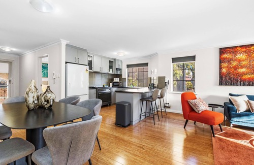 East Perth Apartment | 3bdr Sauna Pool Gym Parking