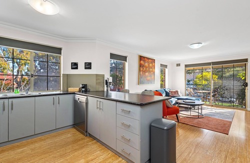 East Perth Apartment | 3bdr Sauna Pool Gym Parking