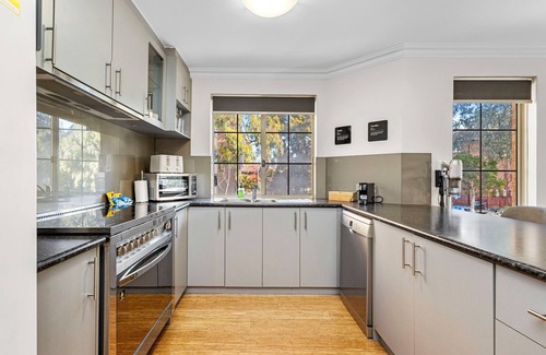 East Perth Apartment | 3bdr Sauna Pool Gym Parking