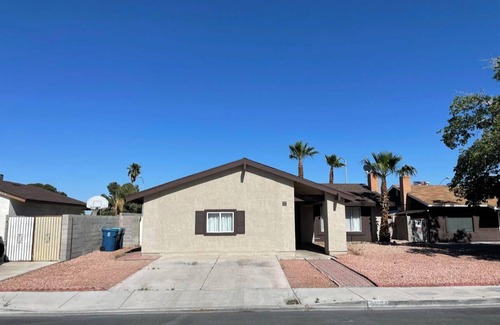Chinatown House | 3BDRM/3 baths w/Pool 10 mins from strip.Perfect for seasonally/professionals
