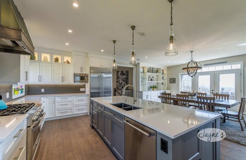 Castle Glen Estates House | 3bdrm 3bath chalet in The Blue Mountains. All Day Sun! Hot Tub! Games Room!