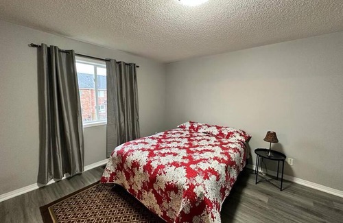 Churchill Meadows Apartment | 3Bdrm Home Near Ridgeway Food Hub & Shopping