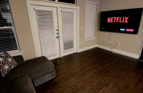 Addicks House | 3BDRM TOWNHOUSE! 75IN TV! WIFI