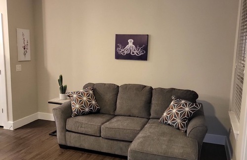 Addicks House | 3BDRM TOWNHOUSE! 75IN TV! WIFI