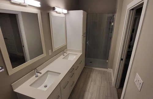 Addicks House | 3BDRM TOWNHOUSE! 75IN TV! WIFI