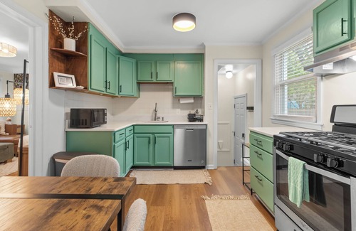 Clawson House | 3bed/2ba Boho Bungalow Blocks from Clawson Downtown