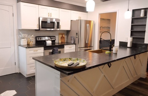 Montgomery House | 3bed 2bath Firepit, Pool Table, Darts, Pool.