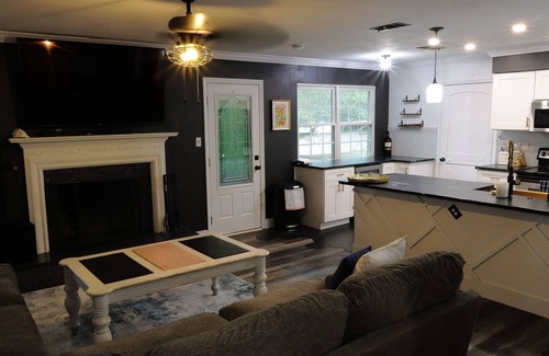 Montgomery House | 3bed 2bath Firepit, Pool Table, Darts, Pool.