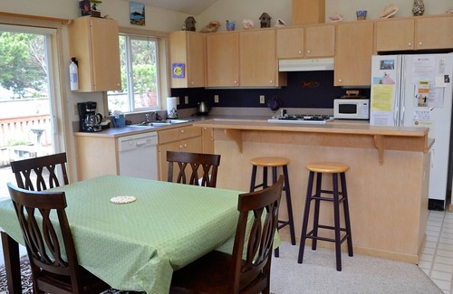 Gearhart House | 3Bed/3Bath Beautiful Home Lovely Yard with Deck and Picnic Table