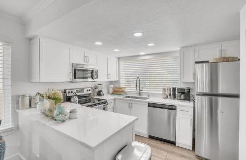 Pacific Beach Apartment | 3bed 3bath blocks to the beach and bay in PB