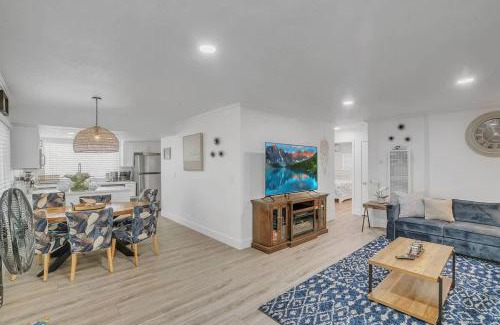 Pacific Beach Apartment | 3bed 3bath blocks to the beach and bay in PB