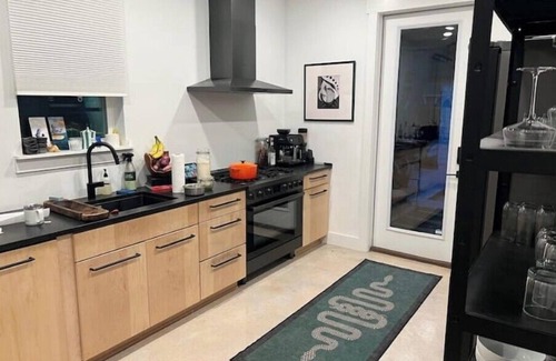 Urban Core House | 3bed/3bath Historic Retreat with Modern Interior/Ammenities Pool/HotTub