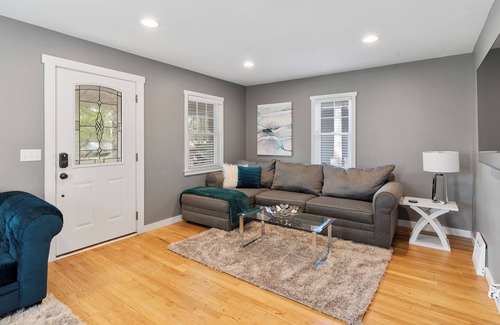 Plymouth House | 3Bed & 3Bath in Downtown Plymouth. Relax and Enjoy!
