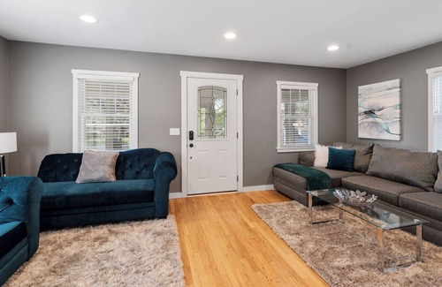Plymouth House | 3Bed & 3Bath in Downtown Plymouth. Relax and Enjoy!